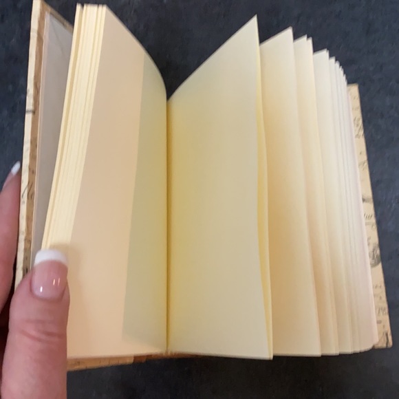 Vintage new and unused genuine leather-bound journal w/blank pages made in Italy - Picture 7 of 10